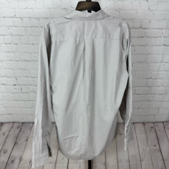 Lands’ End Gray and White Plaid No Iron Twill Traditional Fit Size Medium - Picture 4 of 6